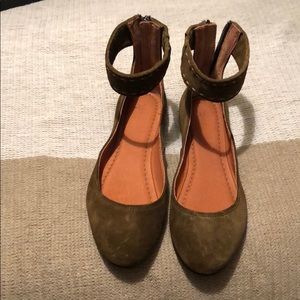 Frye Flats. perfect condition. never worn with box